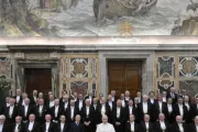 Papa Leão XIV recebendo ontem (1) os gentis-homens de Sua Santidade no Vaticano.