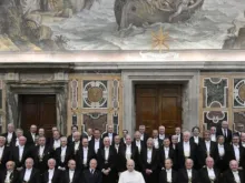Papa Leão XIV recebendo ontem (1) os gentis-homens de Sua Santidade no Vaticano.