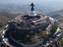 Cerca de 50 mil jovens de diferentes partes do México fizeram uma peregrinação no último sábado (31) ao monumento Cristo Rei, em Cerro del Cubilete, no Estado de Guanajuato, México.