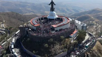 Cerca de 50 mil jovens de diferentes partes do México fizeram uma peregrinação no último sábado (31) ao monumento Cristo Rei, em Cerro del Cubilete, no Estado de Guanajuato, México.