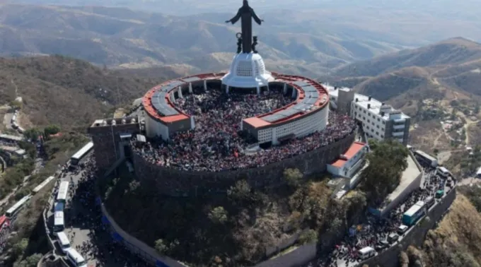 Peregrinação ao monumento Cristo Rei, em Cerro del Cubilete, no Estado de Guanajuato, México ?? 