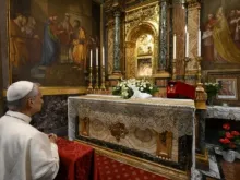 Papa Leão XIV reza diante do famoso ícone de Nossa Senhora no santuário de Nossa Senhora do Bom Conselho em Genazzano, Itália, em 10 de maio de 2025.