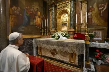 Leão XIV reza diante do famoso ícone de Nossa Senhora no santuário de Nossa Senhora do Bom Conselho em Genazzano, Itália, em 10 de maio de 2025