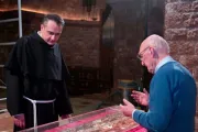 Abertura do túmulo de São Francisco de Assis em 2015, mostrando o então custódio do Sacro Convento, padre Mauro Gambetti, inspecionando os restos mortais do santo.