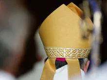 Mitra episcopal. Imagem referencial.