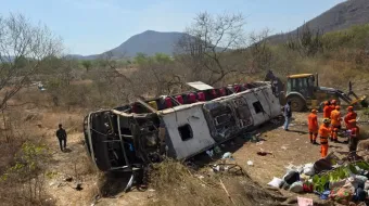 O ônibus que transportava os romeiros de Coité do Nóia (AL) capotou na rodovia AL-220, no município de São José da Tapera (AL)