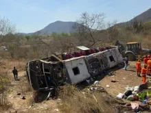 O ônibus que transportava os romeiros de Coité do Nóia (AL) capotou na rodovia AL-220, no município de São José da Tapera (AL)