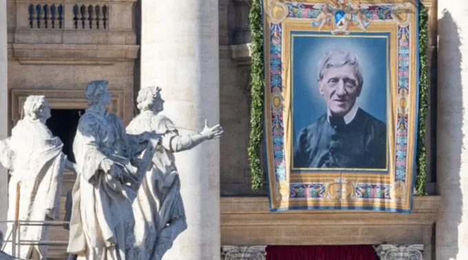 Retrato de são João Henrique Newman na fachada da basílica de São Pedro, no Vaticano, em 1º de novembro de 2025, quando o papa Leão XIV o declarou Doutor da Igreja. ?? 