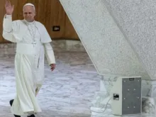 Papa Leão XIV chega à Aula Paulo VI, no Vaticano, para a audiência geral.