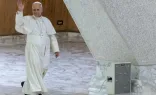 Papa Leão XIV chega à Aula Paulo VI, no Vaticano, para a audiência geral.