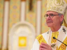 O arcebispo de Oklahoma City, EUA, Paul S. Coakley prega em missa na catedral de Oklahoma City em 2021.