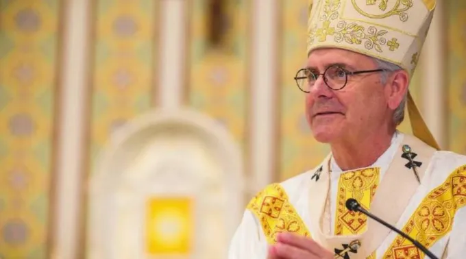 O arcebispo de Oklahoma City, EUA, Paul S. Coakley prega em missa na catedral de Oklahoma City em 2021 ?? 