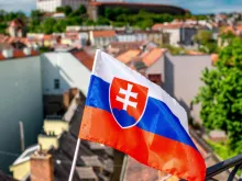 A bandeira da Eslováquia, vista na capital do país, Bratislava.