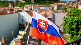 A bandeira da Eslováquia, vista na capital do país, Bratislava.