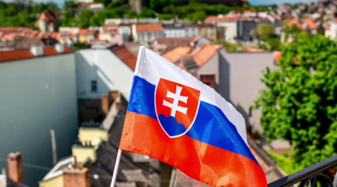 A bandeira da Eslováquia, vista na capital do país, Bratislava ?? 