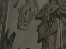 O afresco restaurado retratando o rosto de Meloni antes de ser coberto com uma pincelada de tinta branca.