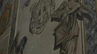 O afresco restaurado retratando o rosto de Meloni antes de ser coberto com uma pincelada de tinta branca.