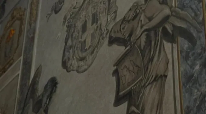 O afresco restaurado retratando o rosto de Meloni antes de ser coberto com uma pincelada de tinta branca ?? 