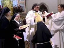 Nova religiosa contemplativa de 70 anos em cerimônia