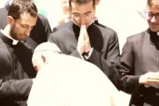 O papa Francisco beija as mãos de um grupo de sacerdotes recém-ordenados