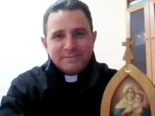Padre Bladimir Navarro dá entrevista