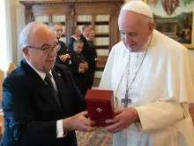 O papa Francisco com Marco Luzzago em 25 de junho de 2021
