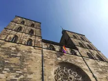 Bandeira LGBT posta na catedral de Osnabrück em protesto à resposta do Vaticano.