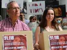 Manifestantes entregam abaixo-assinado em frente ao Ministério da Igualdade