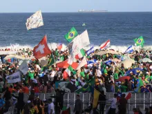 Jovens na praia de Copacabana, na JMJ Rio 2013