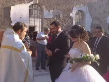 Fadi e Rana casando-se nos escombros da igreja de Saint George, em Homs, Síria.