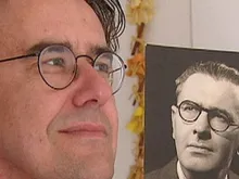 Barry Stevens mostra foto de seu pai biológico Bertold Wiesner