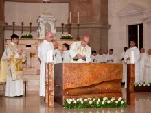 Dedicação e consagração do altar da Basílica de Nossa Senhora do Rosário de Fátima 