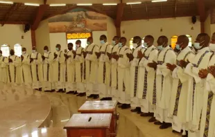 Ordenação de 25 diáconos de seis países africanos na Paróquia de São João Evangelista, Karen, arquidiocese de Nairobi, Quênia. Crédito: ACI África.
