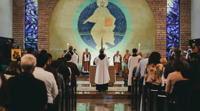 140621_IglesiaConFieles.jpg ?? 