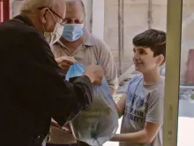 Majed recebendo ajuda da Igreja no Líbano