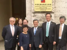 Chien-Jen Chen (centro) em frente à embaixada de Taiwan junto à Santa Sé em 2016.