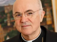  Arcebispo Carlo María Viganó.