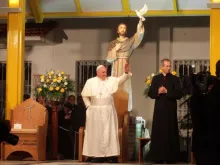 Papa Francisco junto à imagem de São Francisco de Assis no Rio de Janeiro durante a JMJ 2013.