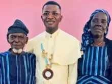 Padre Idris Moses Gwanube e seus pais muçulmanos