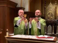 O padre Eric Seitz e seu pai, o diácono Ben Seitz