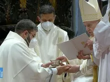 Papa Francisco entrega o cálice ao padre brasileiro Mateus Henrique.