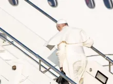 Papa Francisco embarca no avião que o levará a Moçambique.