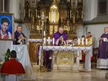 Missa com relíquias do Beato Carlo Acutis na Catedral de Ełk, Polônia. Crédito: Catedral de Ełk.