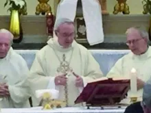 Pe. Probo Vaccarini (à esquerda) concelebrando a Missa em Rimini (Itália). Crédito: Vatican News.