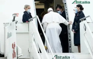 Papa Francisco entra no avião