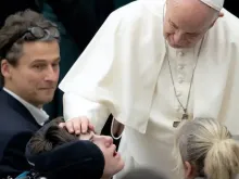 Papa Francisco com um menino doente