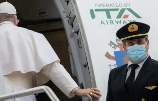 O papa Francisco embarca num avião da ITA Airways
