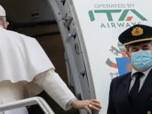 O papa Francisco embarca num avião da ITA Airways