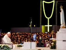 Papa Francisco reza em Fátima, em 2017. Foto; Santuário de Fátima