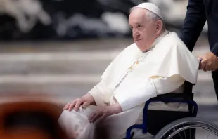 Papa Francisco na cadeira de rodas